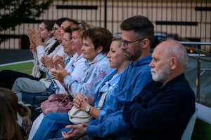 Szanty na Starówce: Kliper Marzenie, North Cape - Amfiteatralna publiczność zasłuchana w piosenki marynistyczne