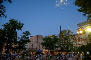 Szanty na Starówce: Kliper Marzenie, North Cape - Amfiteatralna publiczność zasłuchana w piosenki marynistyczne