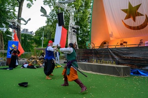 Szanty na Starówce: Kliper Marzenie, North Cape - Przed sceną piraci z grupy rekonstrukcyjnej w pokazie walki