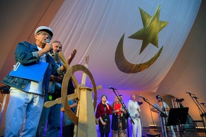 Szanty na Starówce: Kliper Marzenie, North Cape - Na scenie w przerwie pomiędzy występami przedstawiciele Rady Osiedla Nr 1 Starówka