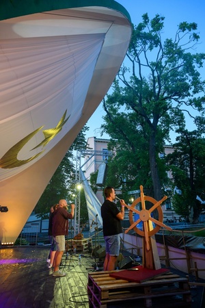 Szanty na Starówce: Kliper Marzenie, North Cape - Na scenie zespół wokalny North Cape
