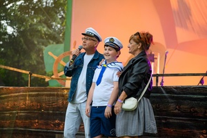 Szanty na Starówce: Kliper Marzenie, North Cape - Laureat przeglądu wokalnego Tarnów Ma Głos  w towarzystwie Małgorzaty Boruch, nauczycielki śpiewu i Ryszard Żądły