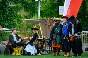 Szanty na Starówce: Kliper Marzenie, North Cape - Przed sceną piraci z grupy rekonstrukcyjnej