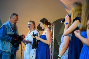 Szanty na Starówce: Aqua Marina, Mechanicy Szanty - Na scenie Aqua Marina otrzymująca od organizatorów koncertu upominki