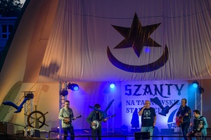 Szanty na Starówce: Aqua Marina, Mechanicy Szanty - Na scenie grający zespół Mechanicy Szanty