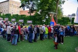 Szanty na Starówce: Aqua Marina, Mechanicy Szanty - Publiczność w kolejce po żeglarski żurek