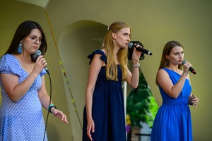 Szanty na Starówce: Aqua Marina, Mechanicy Szanty - Na scenie śpiewające panie z zespołu Aqua Marina