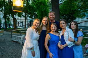 Szanty na Starówce: Aqua Marina, Mechanicy Szanty - Zespół Aqua Marina pozujący do zdjęć z fanami