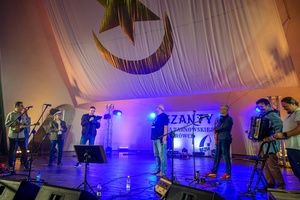 Szanty na Starówce: Aqua Marina, Mechanicy Szanty - Na scenie przemawiający Tomasz Kapturkiewicz i Mechanicy Szanty