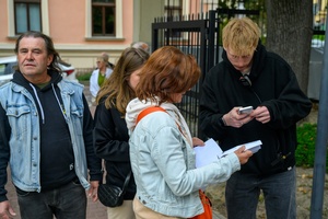 Szanty na Starówce: Aqua Marina, Mechanicy Szanty - Publiczność przybywająca do Amfiteatru na koncert