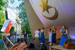 Szanty na Starówce: Aqua Marina, Mechanicy Szanty - Na scenie śpiewające panie z zespołu Aqua Marina
