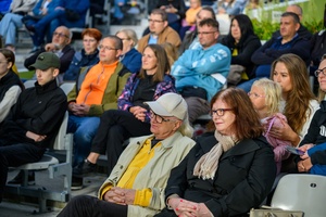 Szanty na Starówce: Aqua Marina, Mechanicy Szanty - Amfiteatralna publiczność zasłuchana w występie Aqua Mariny