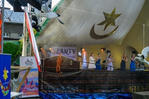 Szanty na Starówce: Aqua Marina, Mechanicy Szanty - Na scenie śpiewające panie z zespołu Aqua Marina