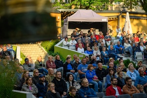 Szanty na Starówce: Aqua Marina, Mechanicy Szanty - Amfiteatralna publiczność zasłuchana w występie Aqua Mariny