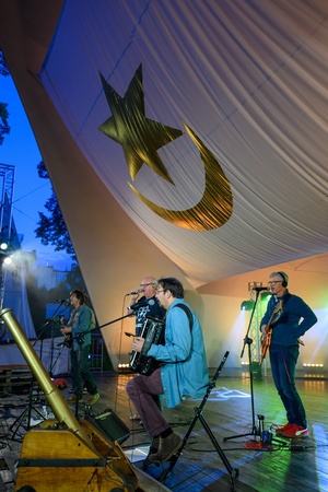 Szanty na Starówce: Aqua Marina, Mechanicy Szanty - Na scenie grający zespół Mechanicy Szanty