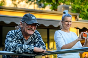 Szanty na Starówce: Aqua Marina, Mechanicy Szanty - Amfiteatralna publiczność zasłuchana w występie Aqua Mariny