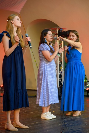 Szanty na Starówce: Aqua Marina, Mechanicy Szanty - Na scenie śpiewające panie z zespołu Aqua Marina