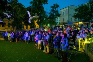 Szanty na Starówce: Aqua Marina, Mechanicy Szanty - Amfiteatralna publiczność oklaskująca na stojąco występ Mechaników Szanty