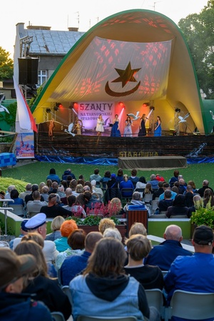 Szanty na Starówce: Aqua Marina, Mechanicy Szanty - Na scenie występująca Aqua Marina z perspektywy widowni