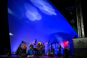 Rock na Starówce - Na scenie wszyscy zaproszeni do udziału w koncercie wokaliści we wspólnej piosence na finał