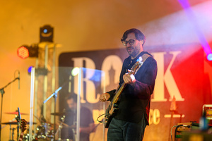 Rock na Starówce - Na scenie występujący zespół Jarka Tuckiego. Na pierwszym planie grający na basie Jerzy Drobot, w tle grający na perkusji Sebastian Mnich