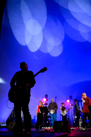 Rock na Starówce - Na scenie wszyscy zaproszeni do udziału w koncercie wokaliści wykonujący finałową piosenkę. Na pierwszym planie na gitarze Paweł Mazur