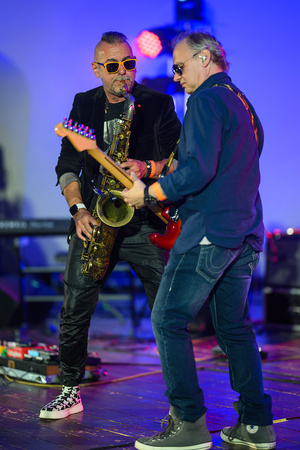 Rock na Starówce - Na scenie grający Personel. Na pierwszym planie grający na gitarze Paweł Mazur i saksofonista Marek Krupa