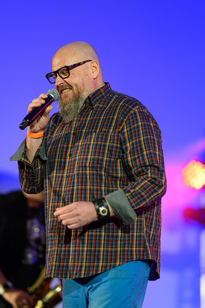 Rock na Starówce - Na scenie grający Personel. Na pierwszym planie śpiewający Krzysztof Huber