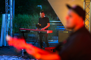 Rock na Starówce - Na scenie występujący zespół Jarka Tuckiego. W tle grający na klawiszach Piotr Niedojadło