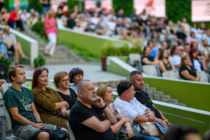 Rock na Starówce - Amfiteatralna publiczność w oczekiwaniu na koncert