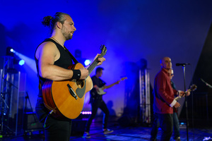 Rock na Starówce - Na scenie występujący zespół wokalisty Lark - Marcina Gądka