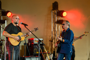 Rock na Starówce - Na scenie zespół Magdaleny Piwowarczyk: na pierwszym planie grający na gitarze elektrycznej Paweł Mazur i na gitarze akustycznej Maciej Salus