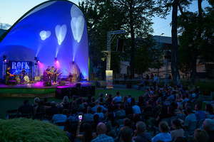 Rock na Starówce - Na scenie występujący zespół Jarka Tuckiego.