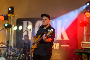 Rock na Starówce - Na scenie występujący zespół Jarka Tuckiego. Na pierwszym planie grający basista Grzegorz Nosek