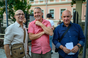 Rock na Starówce - Na wspólnej fotografii (od lewej): Jerzy Durał (Ziyo), widz, Marek Ostrowski (AnVision)