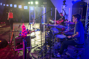 Rock na Starówce - Na scenie zespół Magdaleny Piwowarczyk: na pierwszym planie grający na perkusji Jan Białas, w tle pianista Paweł Maurycy