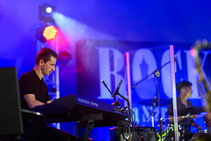 Rock na Starówce - Na scenie zespół Magdaleny Piwowarczyk: na pierwszym planie grający na klawiszach Paweł Maurycy