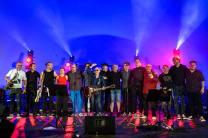 Rock na Starówce - Na scenie wszyscy zaproszeni do udziału w koncercie wokaliści i muzycy dziękujący tarnowskiej publiczności