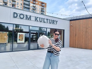 Twoja poduszka ZAFU - Uczestniczka ze swoją poduszką w tle Dom Kultury