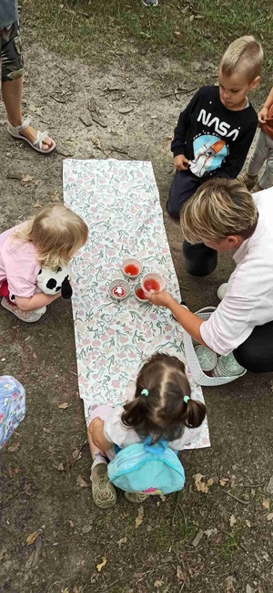 Spacer przyrodniczy dla dzieci - Uczestnicy podczas spaceru