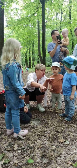 Spacer przyrodniczy dla dzieci - Uczestnicy podczas spaceru