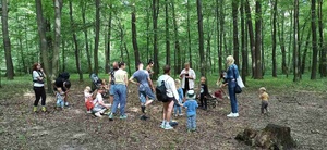 Spacer przyrodniczy dla dzieci - Uczestnicy podczas spaceru