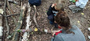 Spacer przyrodniczy dla dzieci - Uczestnicy podczas tworzenia pamiątkowego "kijka"