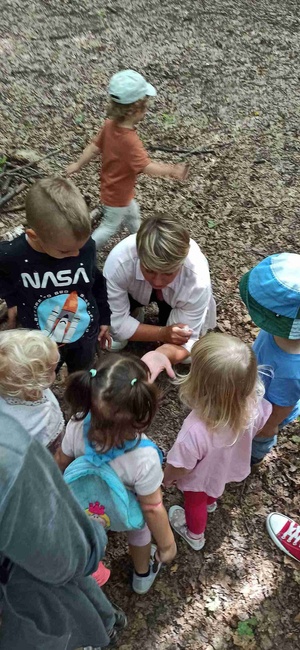 Spacer przyrodniczy dla dzieci - Uczestnicy podczas spaceru