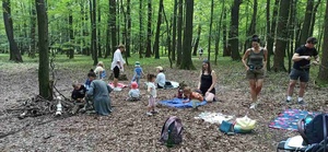 Spacer przyrodniczy dla dzieci - Uczestnicy podczas spaceru