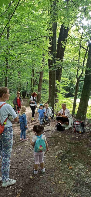 Spacer przyrodniczy dla dzieci - Uczestnicy podczas spaceru