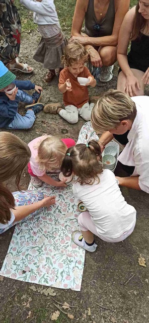 Spacer przyrodniczy dla dzieci - Dzieci podczas spaceru