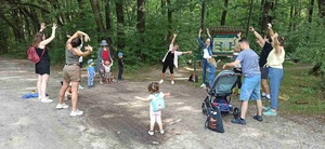 Spacer przyrodniczy dla dzieci - Uczestnicy podczas spaceru