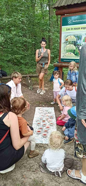 Spacer przyrodniczy dla dzieci - Uczestnicy podczas spaceru