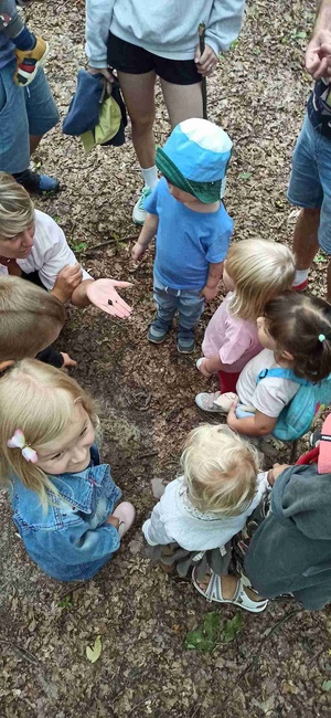 Spacer przyrodniczy dla dzieci - Uczestnicy podczas spaceru